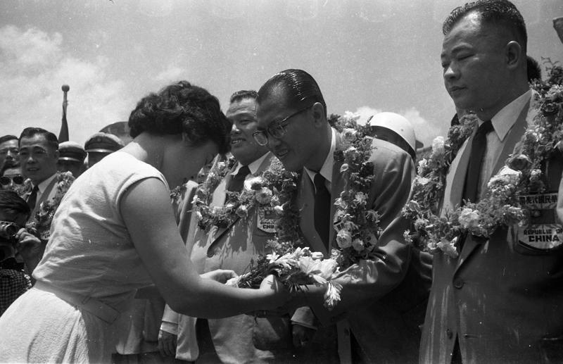 1954年6月24日，各界歡迎二屆亞運足球冠軍我國代表隊來台，球王李惠堂（右二）接受獻花歡迎。圖／聯合報系資料照片
