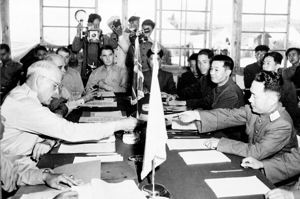 台海局勢隨著韓戰停火產生變化，韓戰和談後，美國放棄第三勢力，加大對蔣中正的政治支持。圖為南北韓於1953年7月28日在板門店簽訂停戰協定。美聯社