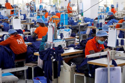 越南成衣廠勞工正在工作中。路透