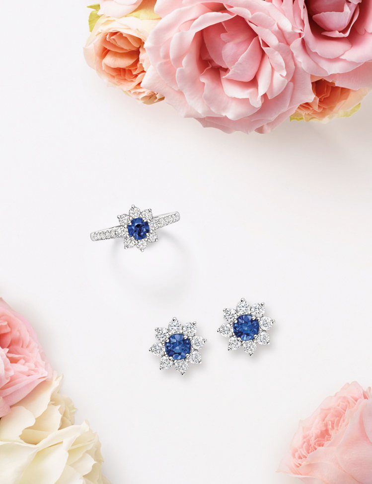 Sunflower系列藍寶石珠寶的戒指與耳環以水滴型切工鑽石環繞在以藍寶石為主的...