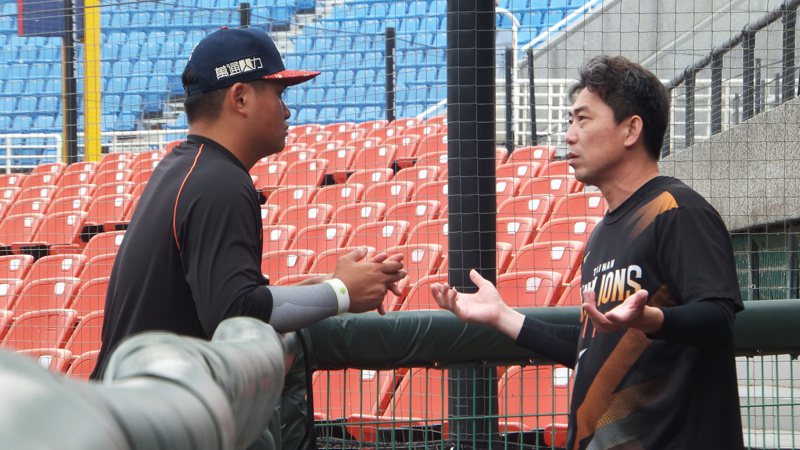 統一獅隊總教練林岳平（右）、胡智爲今天賽前抽空閒聊。記者藍宗標／攝影