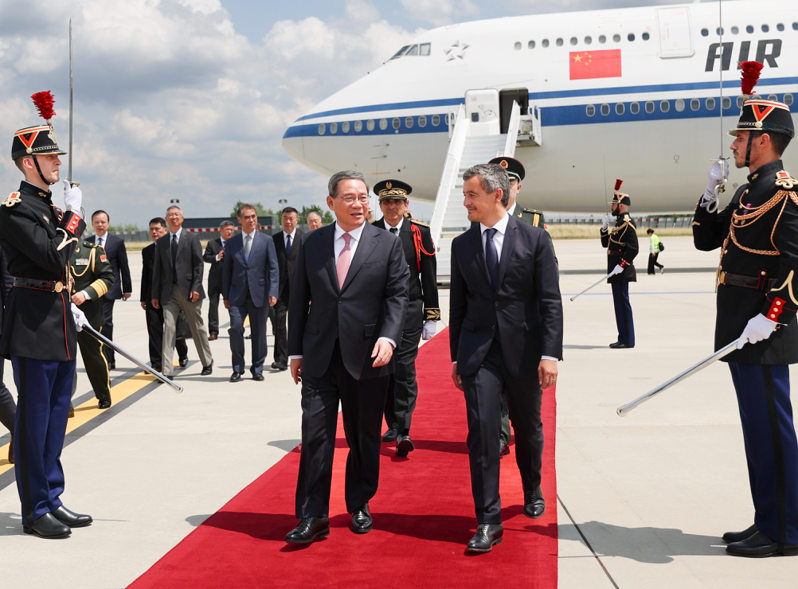 大陸國務院總理李強當地時間21日下午飛抵巴黎對法國進行正式訪問，22日上午與法國總理會談，呼籲法方推動歐洲形成更加客觀理性的「對華政策」。（新華社）