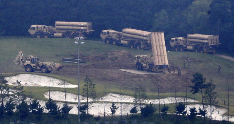 南韓22日通過針對部署美國「薩德飛彈防禦系統」的環境評估，為全面部署該系統鋪平道路。圖為薩德系統2017年9月被安裝在慶尚北道的星州高球場。美聯社