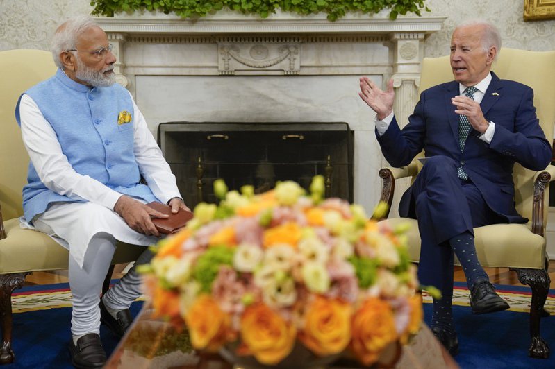 圖為美國總統拜登（右）與印度總理莫迪（左）。 美聯社