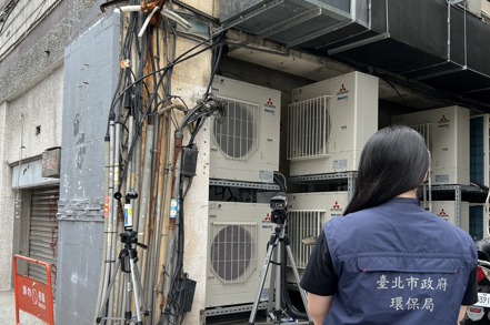 台北市環保局稽查人員執行冷氣機噪音量測。北市環保局提供