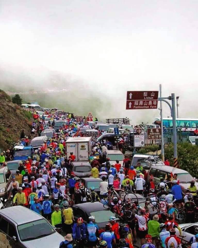 合歡山明天舉辦自行車賽，警方呼籲遊客避開賽事期間上山，以免重演過去合歡山公路塞爆景象。圖／仁愛警分局提供