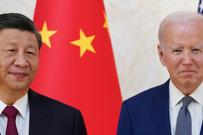 美國總統拜登（右）連續脫稿發言，矛頭指向中國國家主席習近平（左）。路透