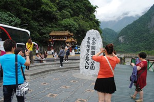 太魯閣國家公園是台灣熱門旅遊路線，中橫入口處牌樓是遊客拍照紀念的重點。圖／聯合報系資料照片