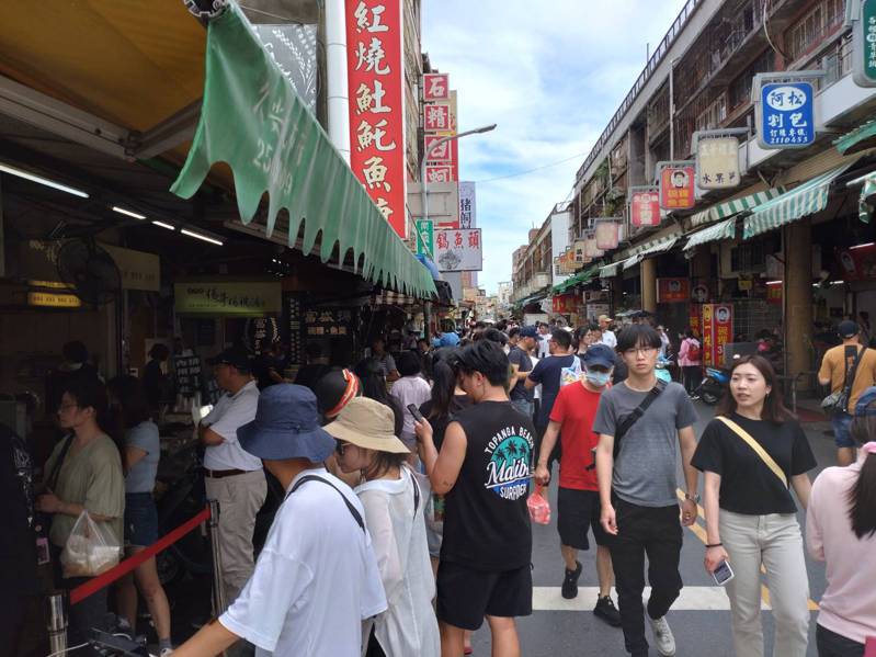今天是端午連假第2天，台南市中西區國華海安商圈人潮多。記者鄭惠仁／攝影