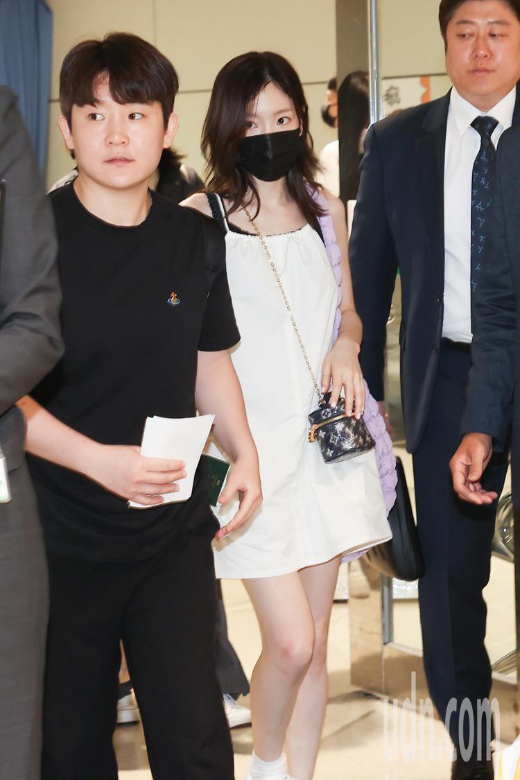 南韓女星太妍（中）於下午四時三十分抵達桃園國際機場，並走寰宇通關離開，她也將在週末於台北舉辦演唱會。記者葉信菉／攝影