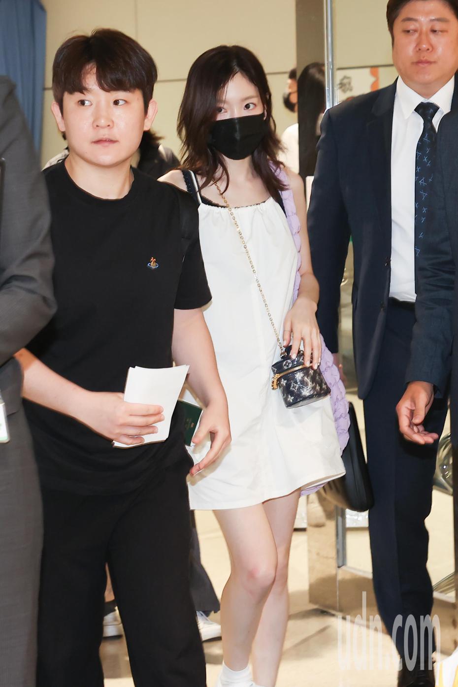 南韩女星太妍（中）于下午四时三十分抵达桃园国际机场，并走寰宇通关离开，她也将在周末于台北举办演唱会。记者叶信菉／摄影