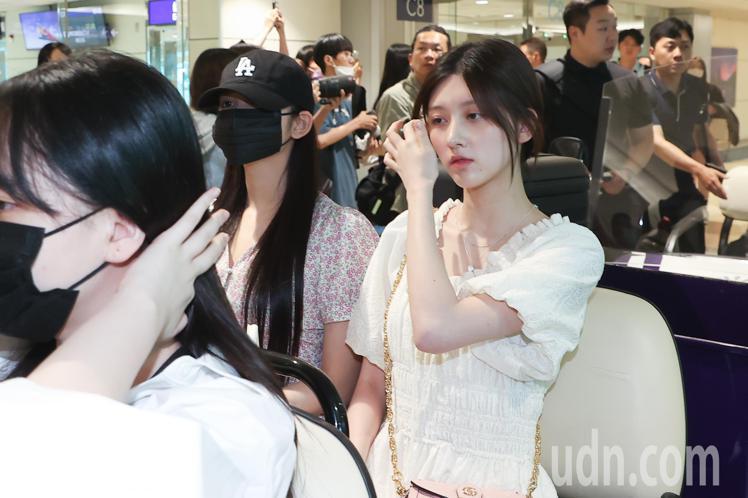 南韓女星太妍、偶像女團IVE（圖）搭乘同班機於下午四時三十分抵達桃園國際機場，並走寰宇通關離開，雙方即將在週末於台北舉辦演唱會。記者葉信菉／攝影
