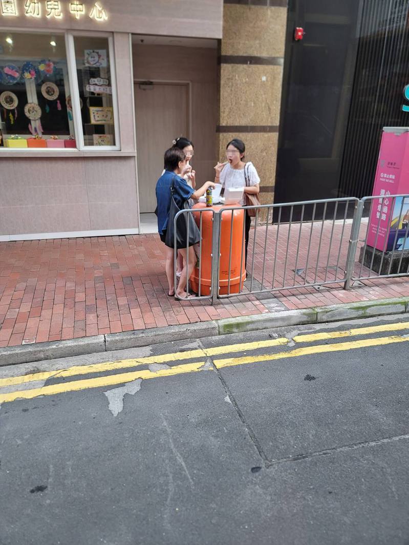 網傳3名女子圍着垃圾桶開餐，網友大嘆不衛生。（fb群組「柴灣小西灣關注組2.0」圖片）