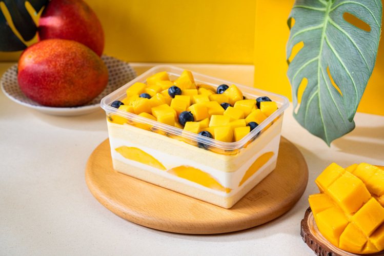 BAC「百鑲鮮芒果蛋糕」、「鮮芒果奶油起司盒」兩款季節限定甜點登上夏日芒果季舞台。圖／BAC提供