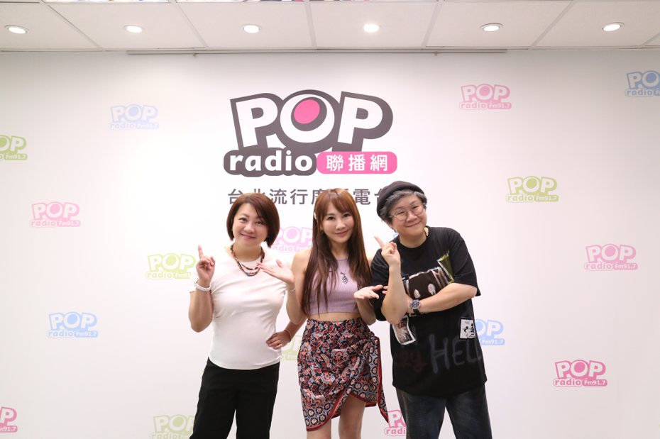 左起陳秀珠、王宥忻老師、主持人TOTO，3人大聊努力學習的經驗。圖／POP Radio提供