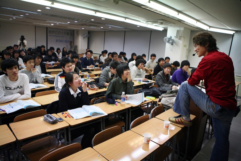 南韓大學學測愈難，學生和學長愈焦慮，補習班生意愈興隆。紐約時報