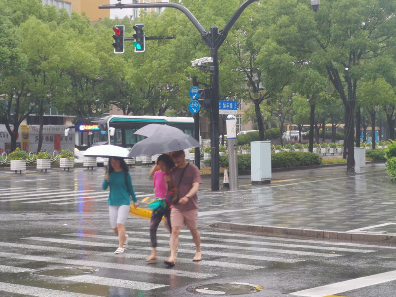 「暴力梅」再發威！上海城區部分路段出現積水。記者林宸誼／攝影