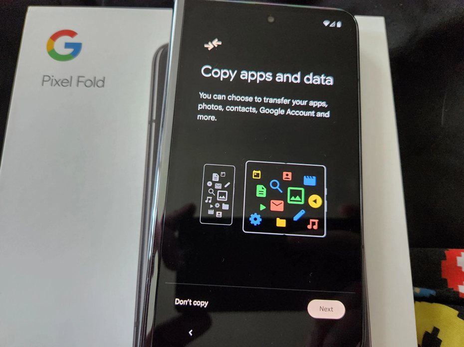 英國一名網友提早拿到Google Pixel Fold手機，驚豔手機品質相當好，並提到雖然有明顯摺痕，但可以完全展開和完全密合就引起熱議。（翻攝自Reddit）
