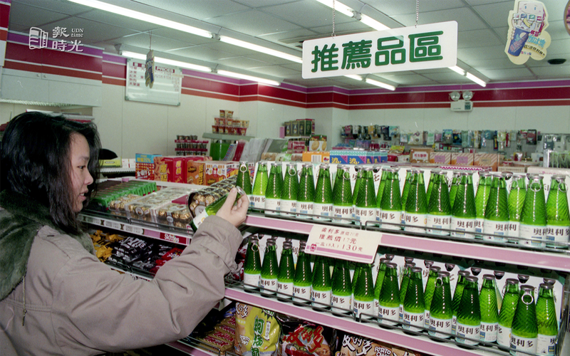 便利商店內商品項目越見多元，成為台灣人民生活中的好鄰居。圖/聯合報系資料照（1994/03/08 徐世經攝影）