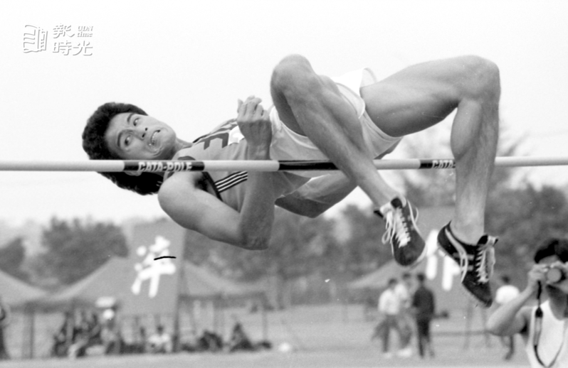 國軍運動會一日賽程，男子跳高比賽畫面，圖為北體古金水。聯合報系資料照（1988/04/01馮立罡攝影）