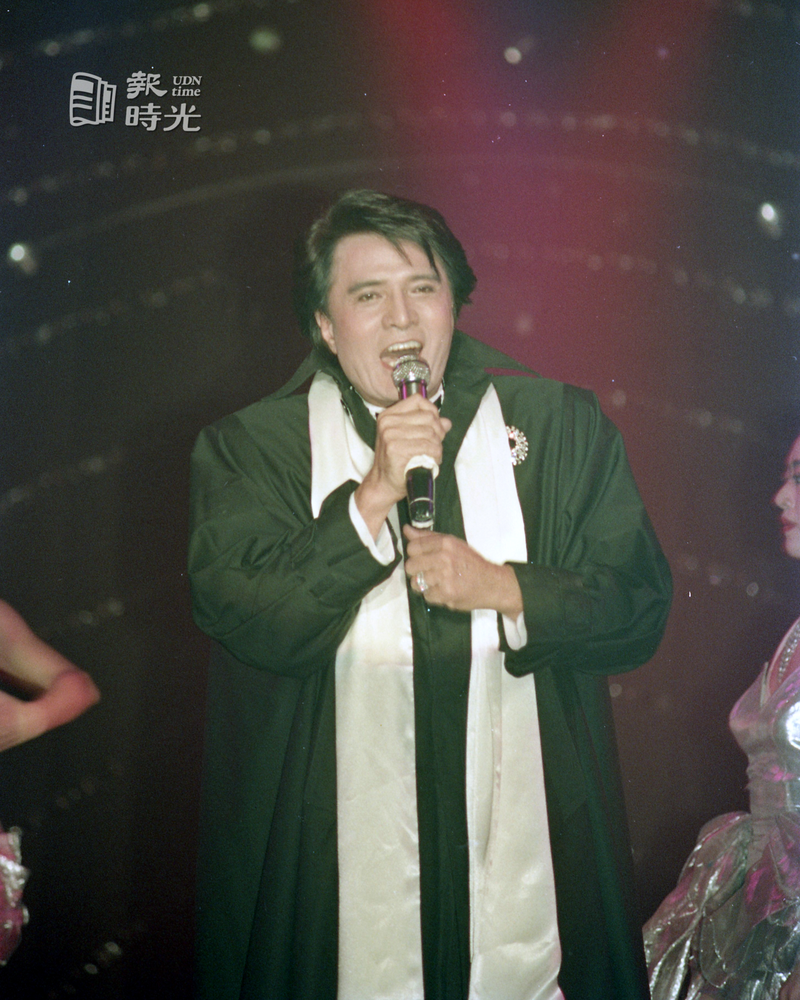 港星米雪以全套最新排練的歌舞，在台北登台，搭檔的林沖將演唱日本組曲，其他歌星還包括楊烈、大小百合、蔡幸娟、高勝美等。聯合報系資料照（1989/05/01 陳炳坤攝影）