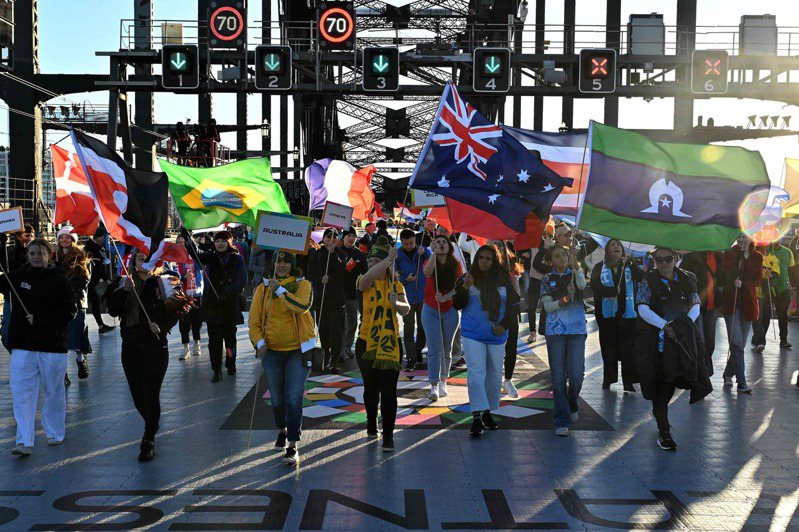 紐澳女子世足賽倒數25天，數千球迷齊聚雪梨大橋慶祝。 法新社