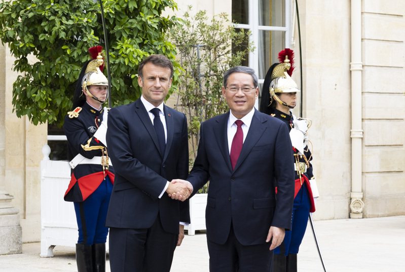 中国大陆总理李强（右）22日与法国总统马克宏（左）会面。（新华社）(photo:UDN)