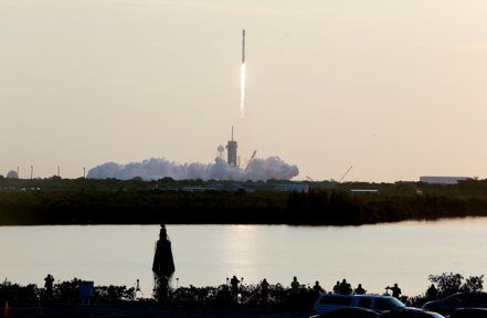 美國「太空探索科技公司」的「獵鷹9號」火箭，去年5月在美國佛州卡納維爾角的甘迺迪太空中心發射，搭載達53枚該公司的「星鏈」網路衛星。（路透）