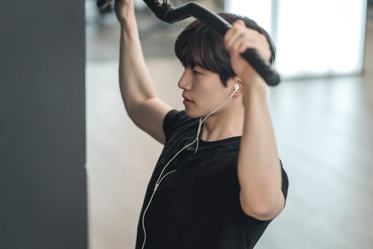 韓劇「歡迎來到王之國」劇照，李俊昊亦有健身的鏡頭。圖／Netflix提供