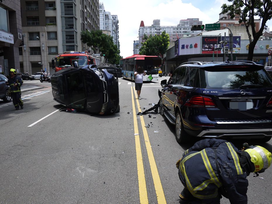 台中市向上路、大墩路在今早(6/25)發生一起翻車的交通事故，釀2人受傷，一輛停等紅燈的賓士車遭撞上。圖／讀者提供