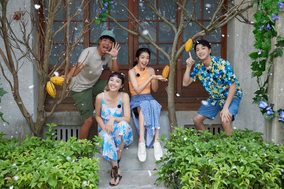 柯有伦(左起)、黄湘婷、李霈瑜和江宏杰录综艺实境节目“可可树下的奇幻小店”。图／客家电视、LINE TV提供