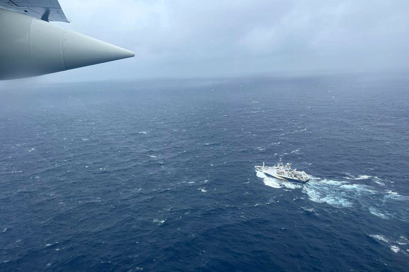 探索鐵達尼號殘骸的觀光潛水器泰坦號18日失聯後不久，美國海軍就偵測到爆炸的聲音。圖為美國海岸防衛隊運輸機21日加入搜救行動。美聯社