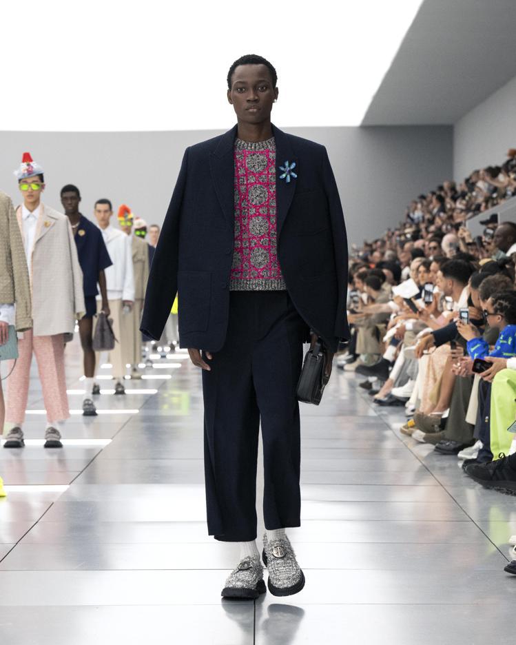 九分褲長的西裝，配上寬底樂福鞋、籐格紋針織衫，為本季Dior男裝開秀點題。圖／Dior提供