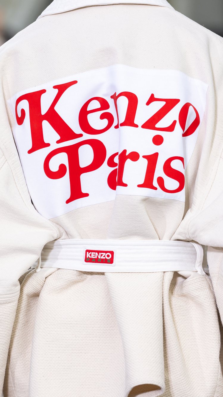 KENZO 2024春夏系列由日本藝術家Verdy創作的KENZO標誌以草寫的排...