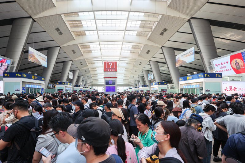 大陸端午節旅遊收入人民幣373億元，年增44.5%。圖為北京南站迎來端午假期返程客流高峰。（中新社）
