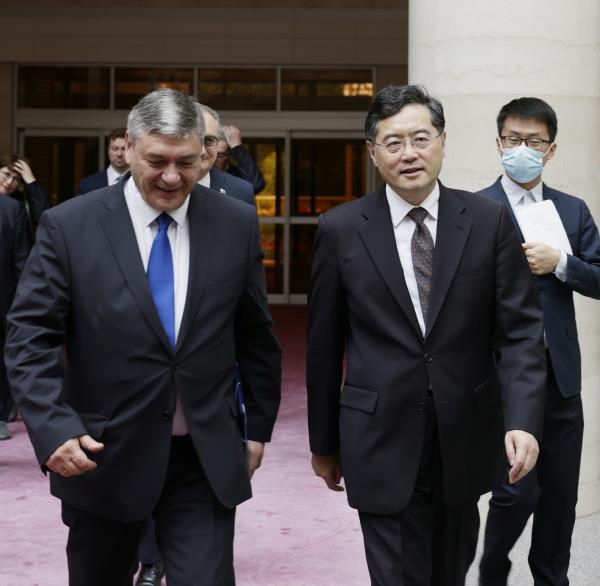 大陸國務委員兼外長秦剛25日在北京會見俄羅斯副外長魯登科。（取自大陸外交部官網）