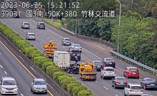 今天下午3時21分，國3北向90.2公里發生小貨車追撞佔用內側車道。圖／高公局提供