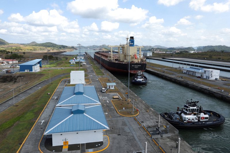 巴拿馬運河當局因水位偏低，從25日起限制大型船隻通行。路透