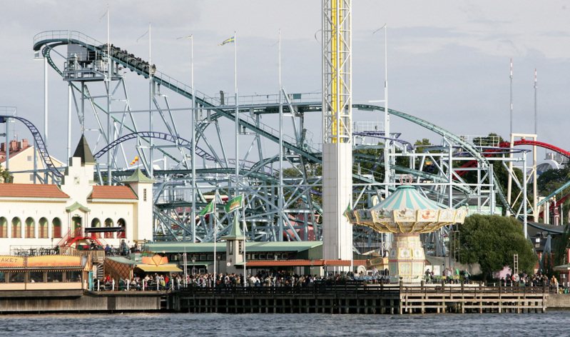瑞典斯德哥爾摩「格羅納倫」遊樂園內的雲霄飛車遊樂設施。（路透）