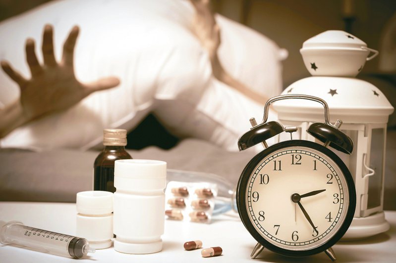 不少人飽受失眠所苦，最快、最直接的方式就是吃安眠藥幫助入睡，但可能會產生成癮性。圖／123RF