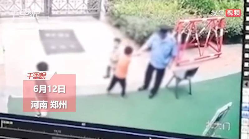 河南鄭州有6歲男童在幼兒園外玩耍時，不小心將球投進幼兒園，爬牆進去撿球時，被警衛逮著又打又踢。（「搜狐千里眼」微博影片截圖）