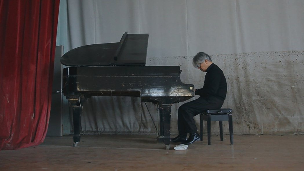 坂本龍一在《終章》中演奏一架曾在311大地震之後，被海嘯吞噬過的平台鋼琴，琴身上...