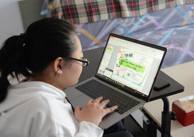 網路可以讓孩童學習不受時空距離限制，但家長應隨時留意孩子網上安全。此為示意圖。新華社