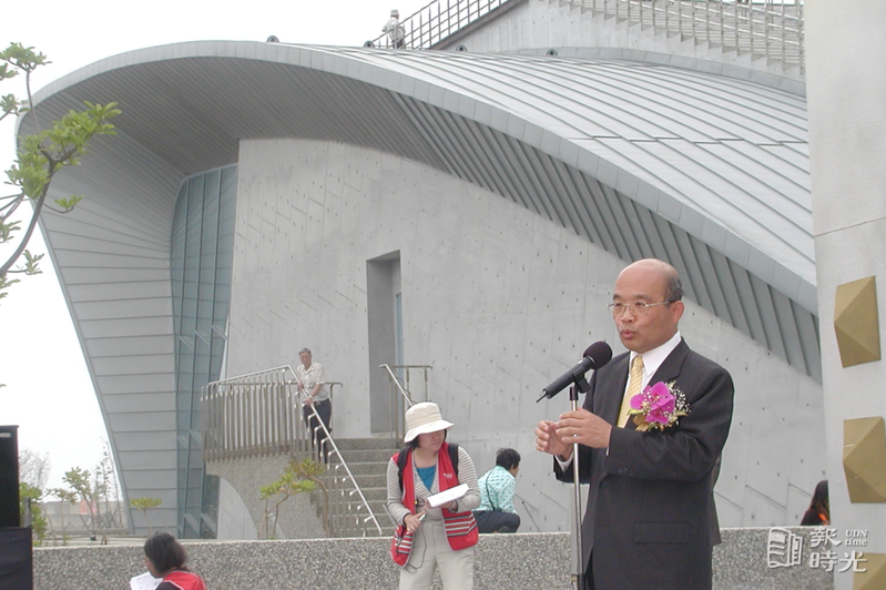十三行博物館今天正式開館，台北縣長蘇貞昌上台致詞感謝各界幫忙，他身後即是博物館鯨背造型。圖／聯合報系資料照（2003/04/24　沈旭凱攝影）
