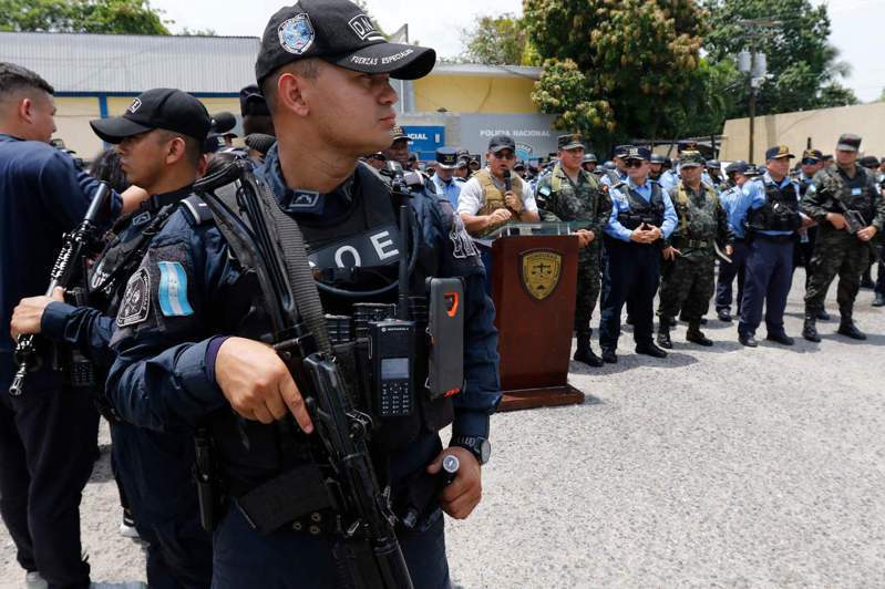 宏都拉斯暴力事件不斷升級，在1個晚上發生多起攻擊、造成20多人喪生後，宏國政府宣布在北部兩座城市實施宵禁。 圖／法新社