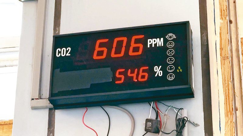 高雄小港機場內的溫度顯示器日前被貼上黑色膠帶，讓旅客不解。圖／讀者提供