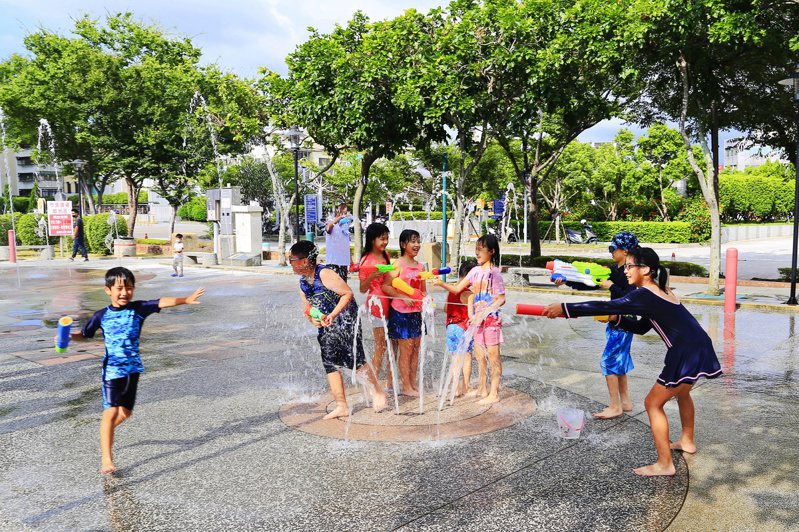 苗栗市「市民廣場」戲水區噴水設備7月1日起開放，提供孩童安全戲水環境。圖／苗栗市公所提供
