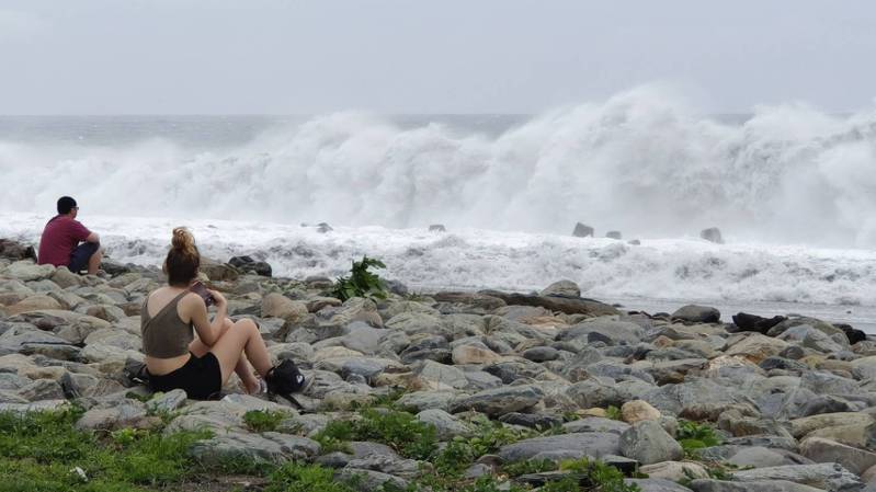 圖為瑪娃颱風環流為台東沿海帶來大風大浪，不少遊客前天到海濱公園，感受海浪拍岸壯麗景觀。本報資料照片