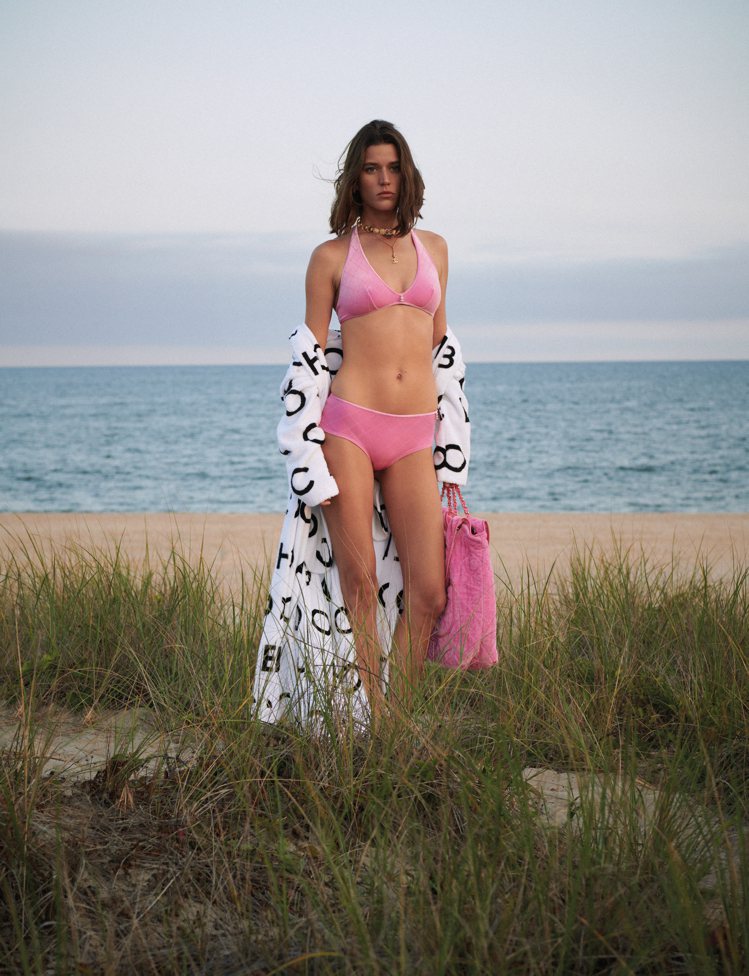 模特兒Vivienne Rohner為香奈兒2023 COCO BEACH系列形象代言人。圖／香奈兒提供