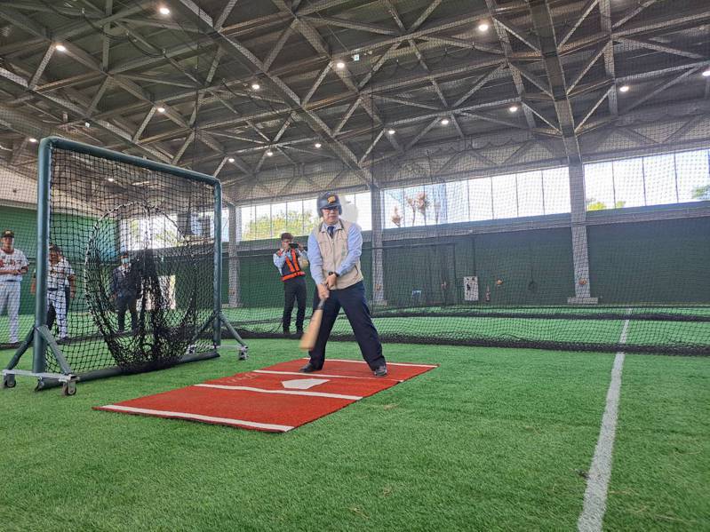 台南市政府於亞太國際棒球訓練中心新建的成棒副球場及室內外投打練習場工程已完工，市長黃偉哲今視察並試打。圖／南市體育局提供
